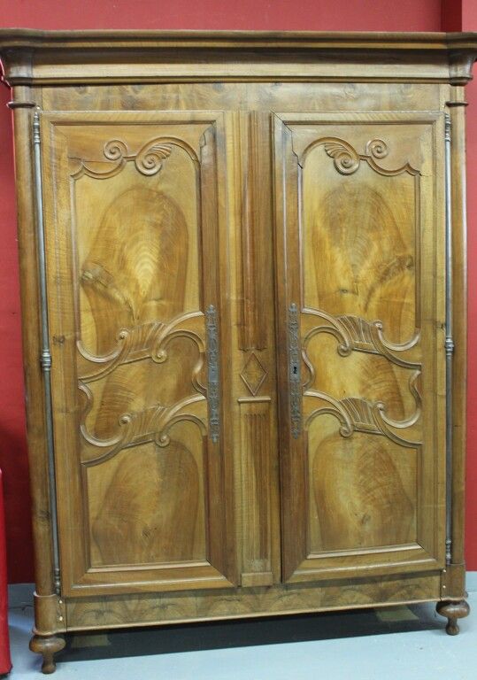 Null 胡桃木橱柜。第十九世纪。高218厘米。L. 184 cm.