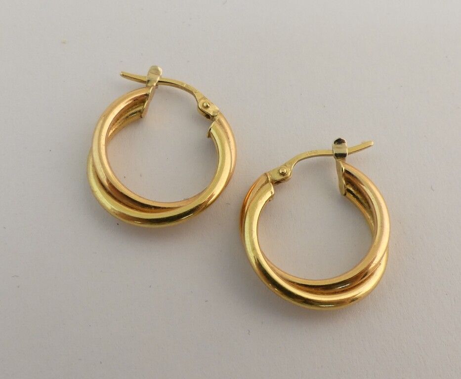 Null Pair of yellow gold hoop earrings. Weight : 1,67 gr.