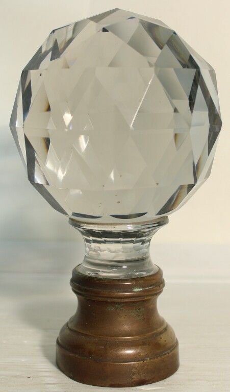 Null Faceted glass staircase banister ball. H. 17.5 cm. (Small accidents).