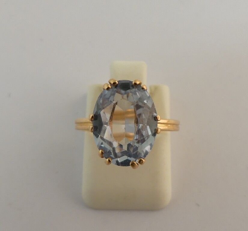 Null Yellow gold ring with an aquamarine. TDD 48/49. PB. 2.7g.