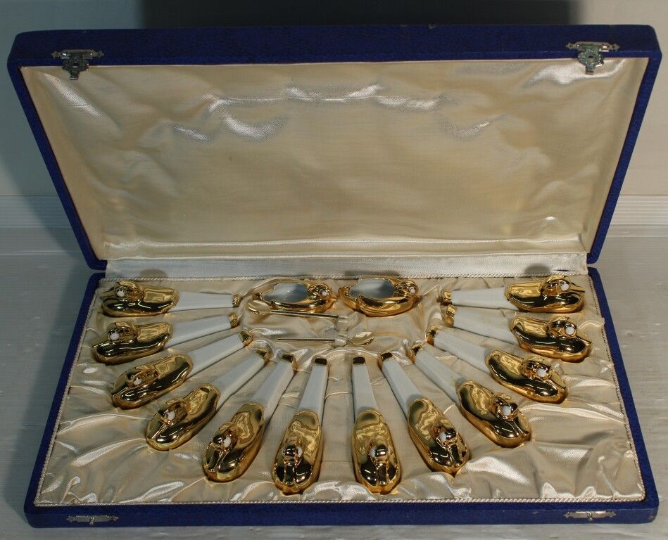 Null 罗布吉-巴黎。一套12个瓷质刀架和2个部分镀金的盐碗，装在箱子里