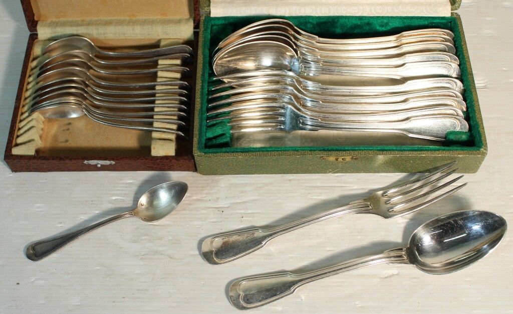 Null Ménagère en métal argenté. 6 cuillers - 6 fourchettes -11 petites cuillers.