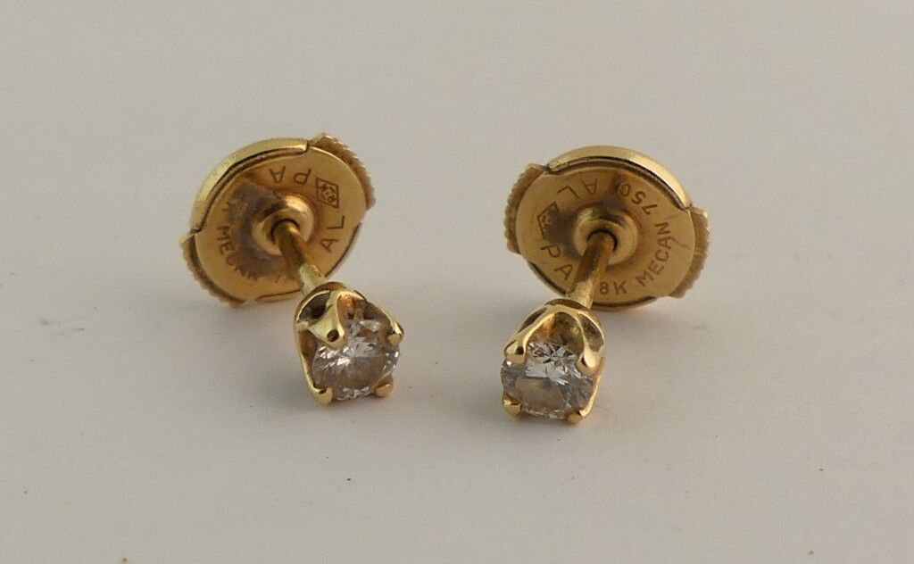 Null Pair of yellow gold stud earrings each with a 0.10 carat diamond. PB. 1.5g.