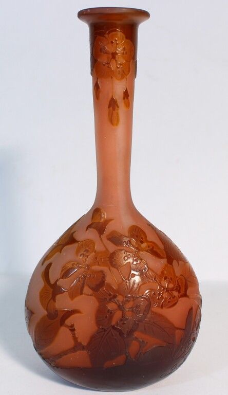 Null 建立Gallé。Soliflore花瓶，浮雕玻璃的花卉装饰。签名。高17厘米。