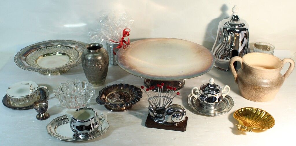 Null Meeting of various trinkets of which cup on foot out of silver plated metal&hellip;