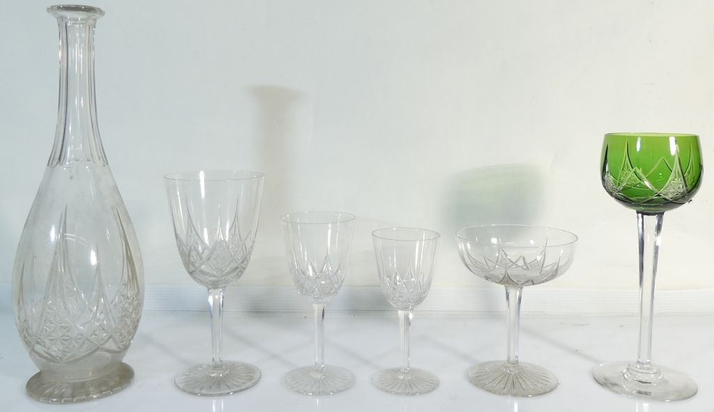 Null Service de 57 verres en cristal. 3 carafes.