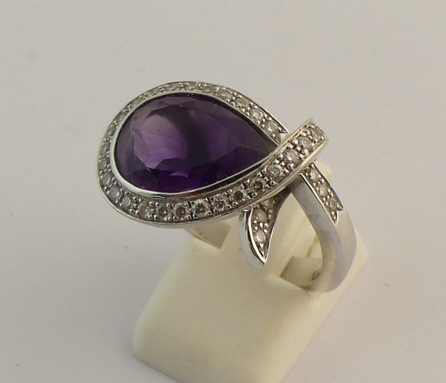 Null 白金戒指，镶有梨形切割的紫水晶，周围镶有钻石。TDD. 51.PB。10.6g.