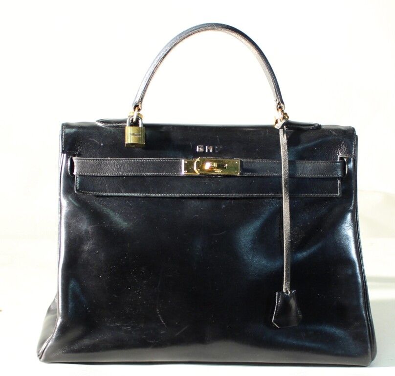 Null Hermès Paris. Kelly bag in black leather. Wears a monogram (one letter miss&hellip;