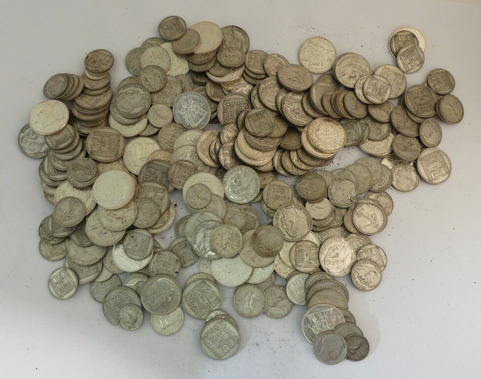 Null Importante lote de monedas de plata. Peso : 3900 g aproximadamente.
