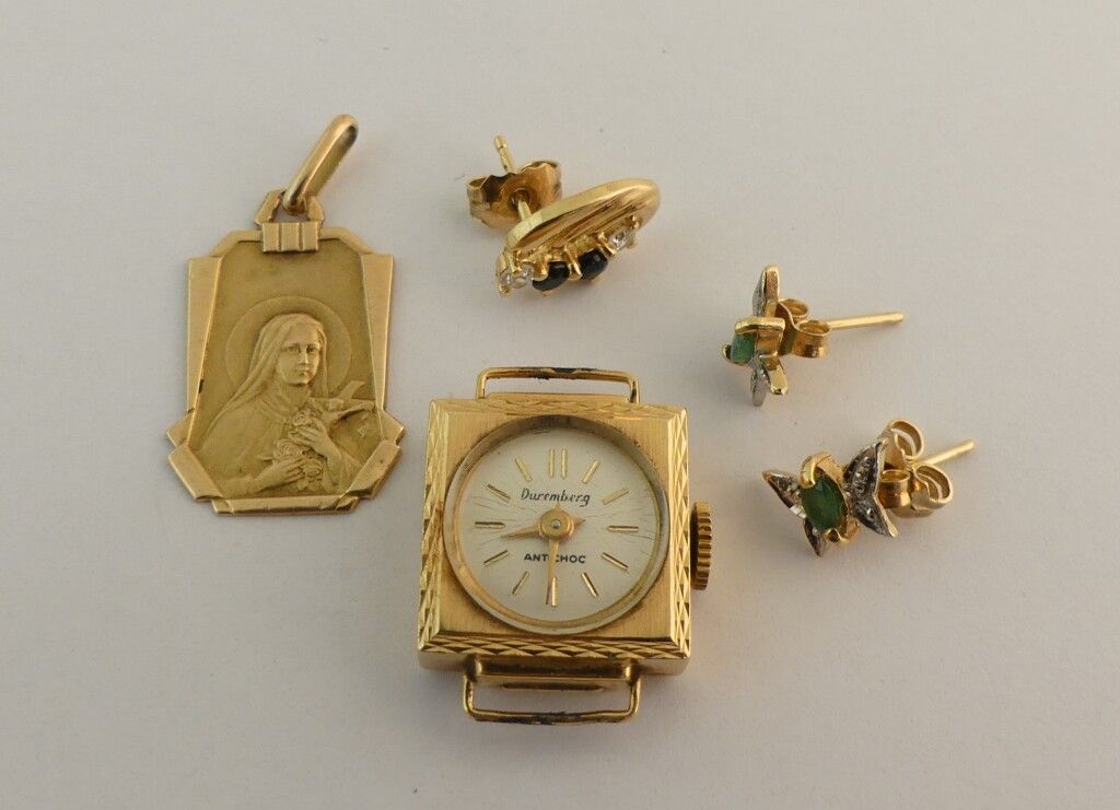 Null Meeting of yellow gold jewelry, some decorated. PB. 9.3g.