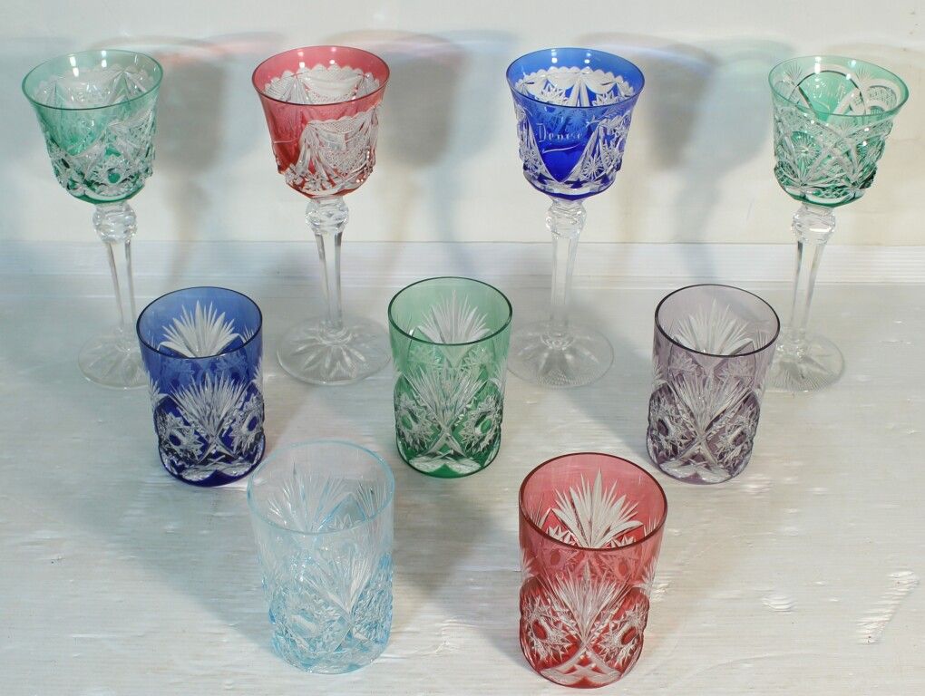 Null 9 farbige Kristallgläser, darunter 4 Gläser mit Stiel.