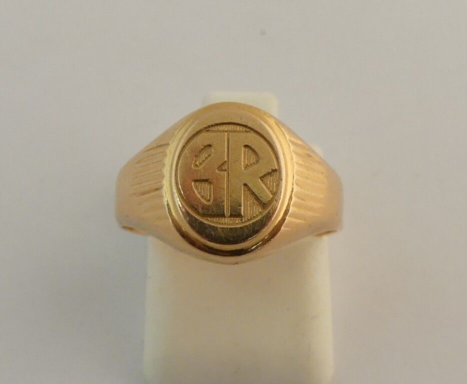 Null Yellow gold signet ring with the number BR. TDD53. Weight. 2.7g.
