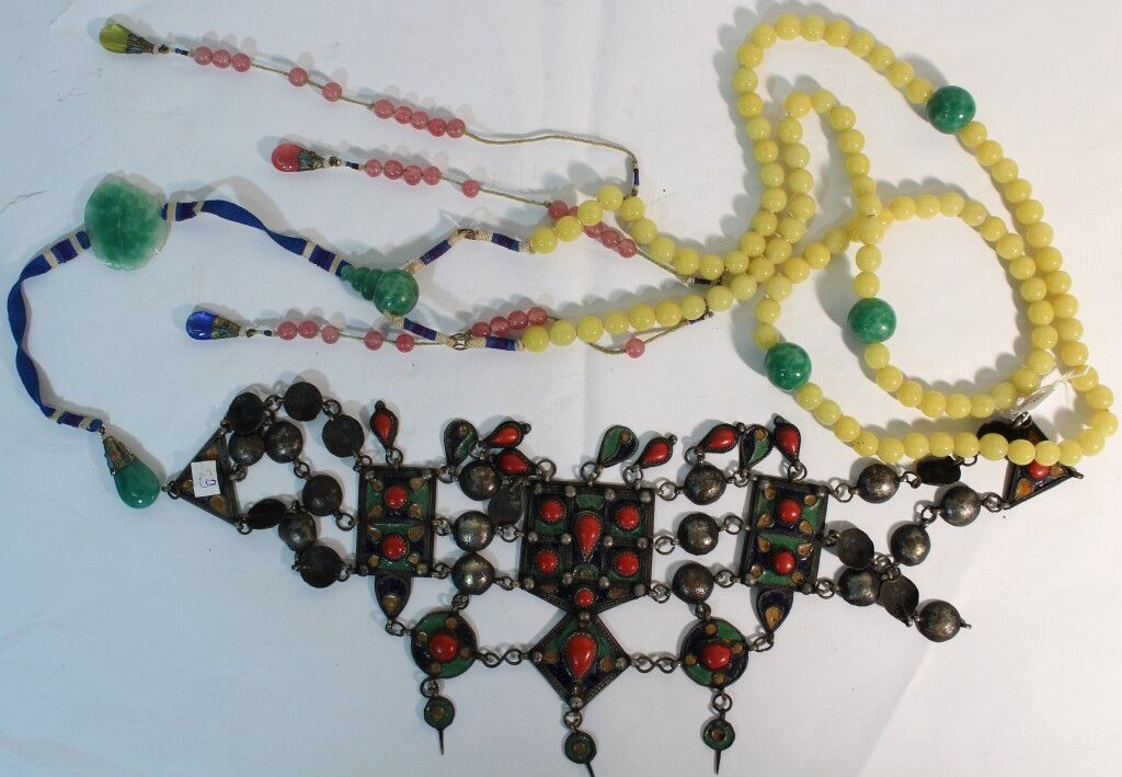 Null Lot von 2 Halsketten : eine aus dem Nahen Osten mit Korallen-Cabochons und &hellip;