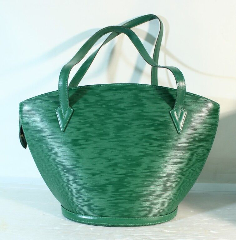 Null Louis Vuitton. Sac vert St Jacques happy leather. L. 44 cm.Avec housse. Eta&hellip;