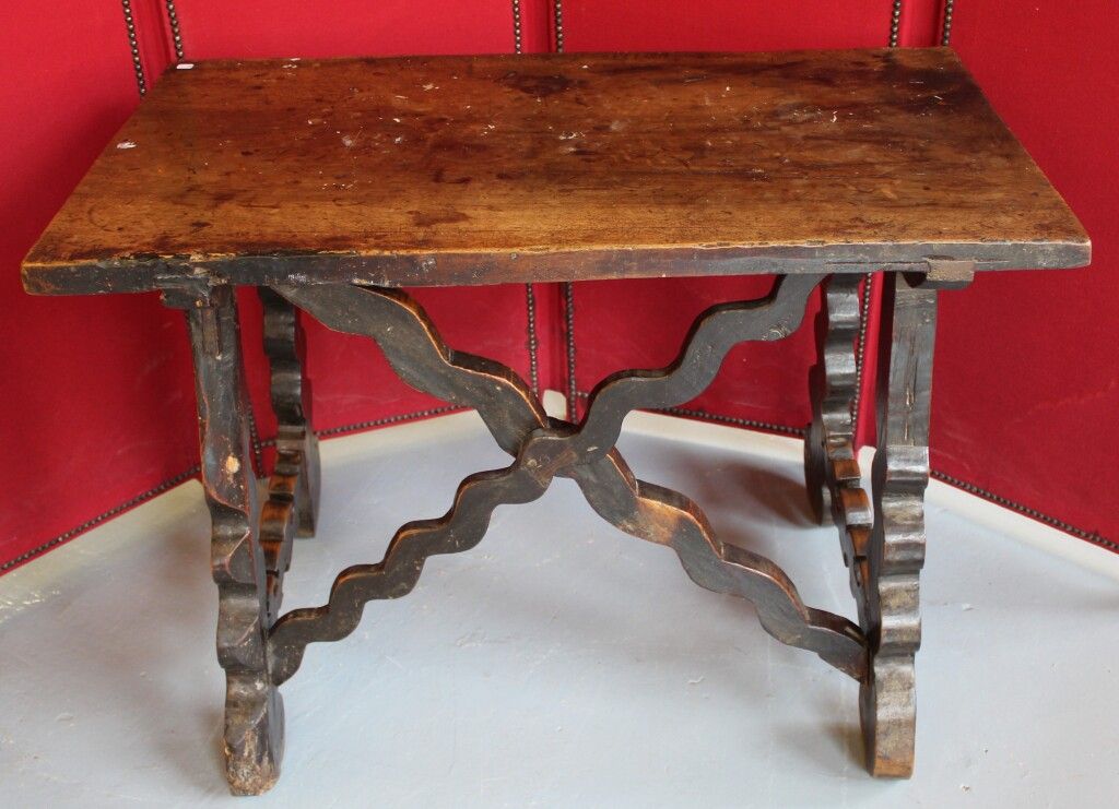 Null Tisch im spanischen Renaissance-Stil aus Naturholz. Länge: 94 cm.