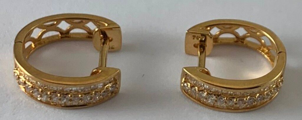 Null Pair of creoles in yellow gold 750°/. (18K) 2g90 set with 24 modern round d&hellip;