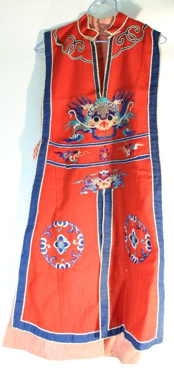 Null Chinese dress with red background and dragon decoration. 19th century.
