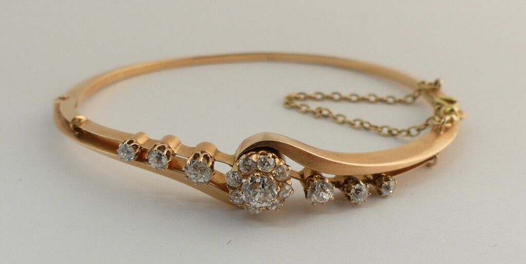Null Bracelet semi rigide en or rose 14 carats serti de diamants. PB. 13g.