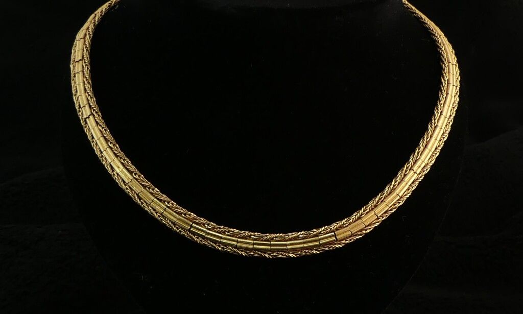 Null Halbsteife Halskette aus Gelbgold. Gewicht: 51,2 g.