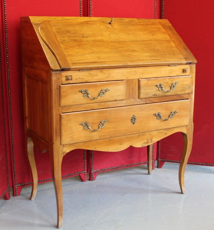 Null Donkey back desk in walnut. Length : 85 cm.