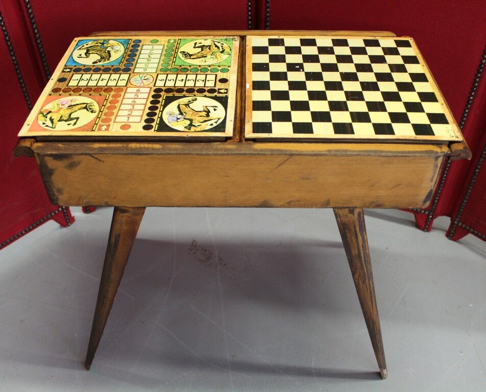 Null Natural wood game table, pieces and counters. Around 1950. L. 61 cm.