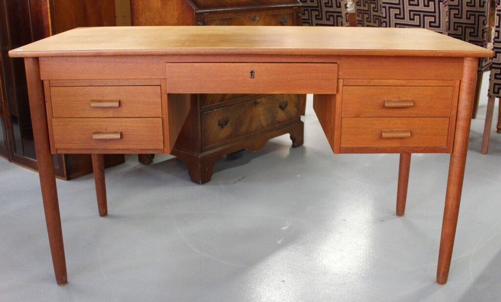 Null Scandinavian style desk in natural wood. We enclose an armchair.