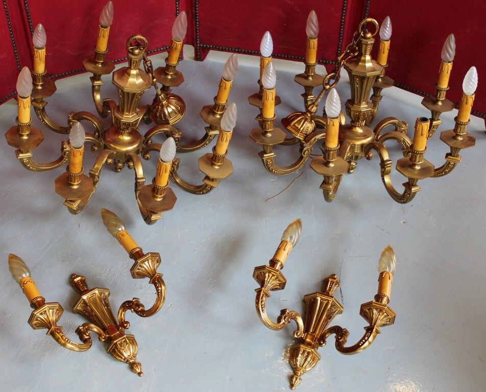 Null Pair of 8-light bronze chandeliers. Diam: 64 cm. Joint pair of sconces.