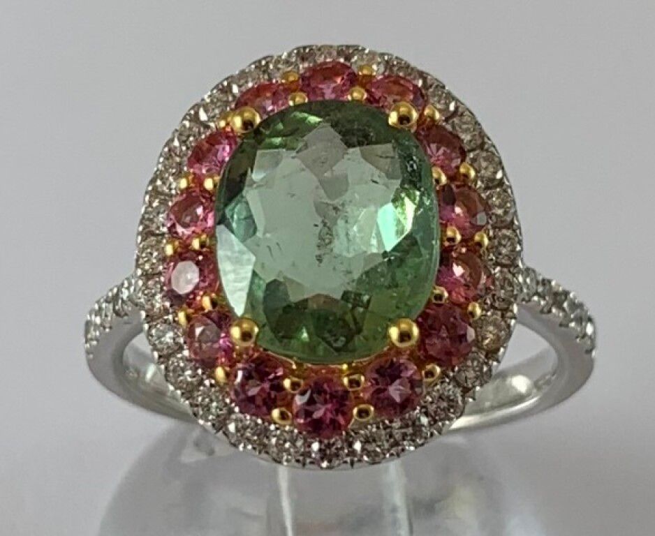 Null Ring in white gold 750°/.(18K) 4g10 decorated with a green Tourmaline of 2.&hellip;