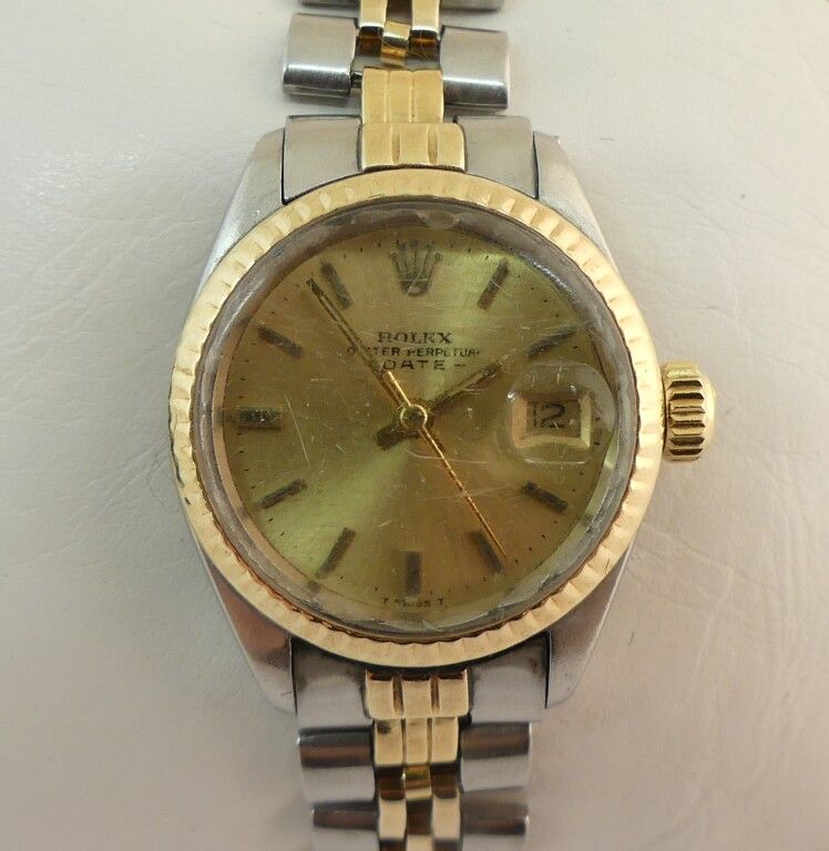 Null ROLEX OYSTER PERPETUAL LADY DATE in gold and steel. Round steel case, groov&hellip;