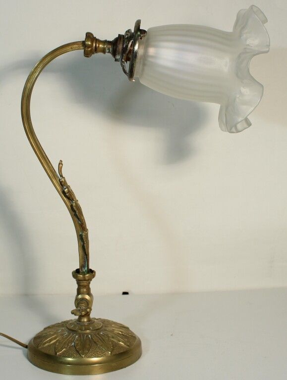 Null Lámpara de mesa de bronce. Tulipán de cristal esmerilado. Altura 37 cm.