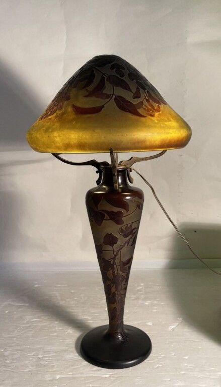 Null GALLÉ : Lampe "Mushroom" aus säuregeätztem, mehrschichtigem Glas, dekoriert&hellip;