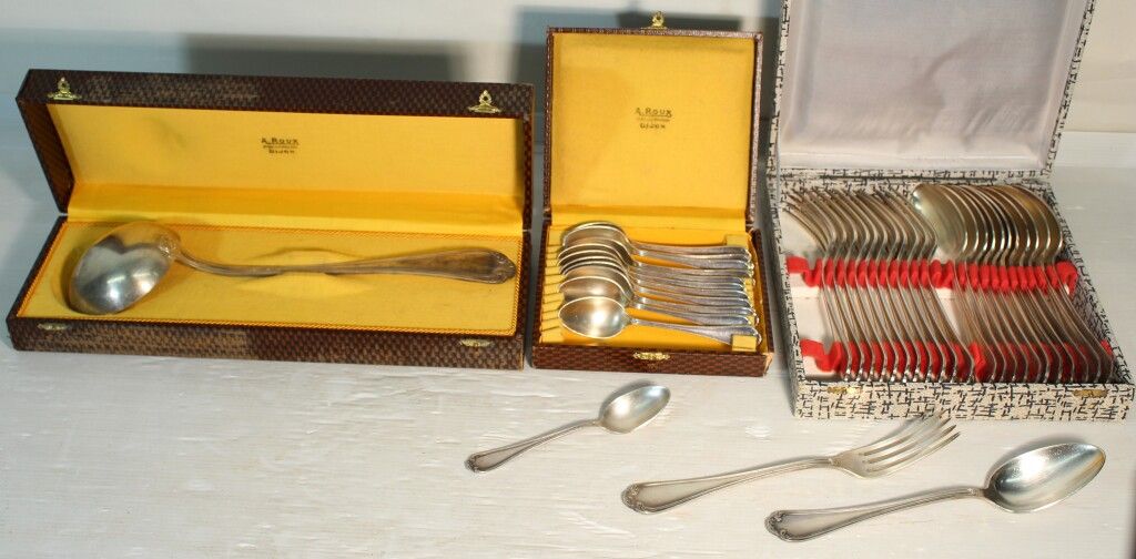 Null 路易十五风格的镀银金属套装。12个勺子 - 12个叉子 - 12个小勺子 - 1个勺子。