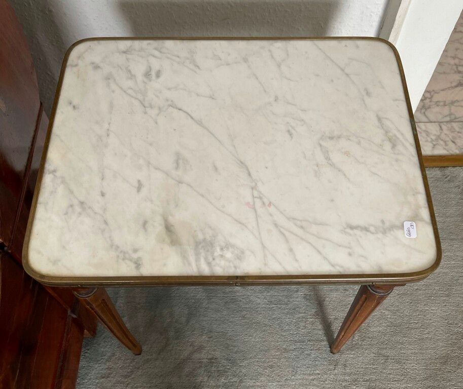 Null Série de 3 tables gigogne de style Louis XVI. Dessus marbre.