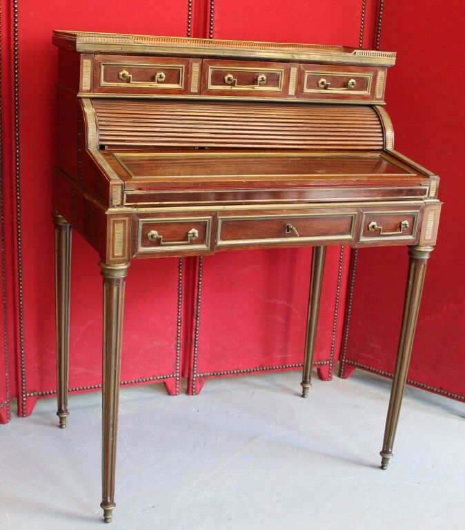 Null 路易十六风格的桃花心木女士书桌，带窗帘。大理石顶部有画廊。长度：79厘米。