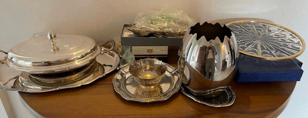 Null Meeting of silver plated metal and various. Meeting of various glassware. (&hellip;