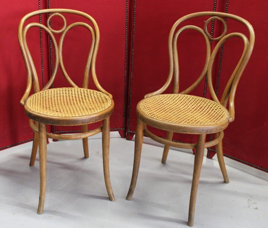 Null Thonet. 6 chairs model 19 in bentwood and cane seat. Signed (accidents). Jo&hellip;