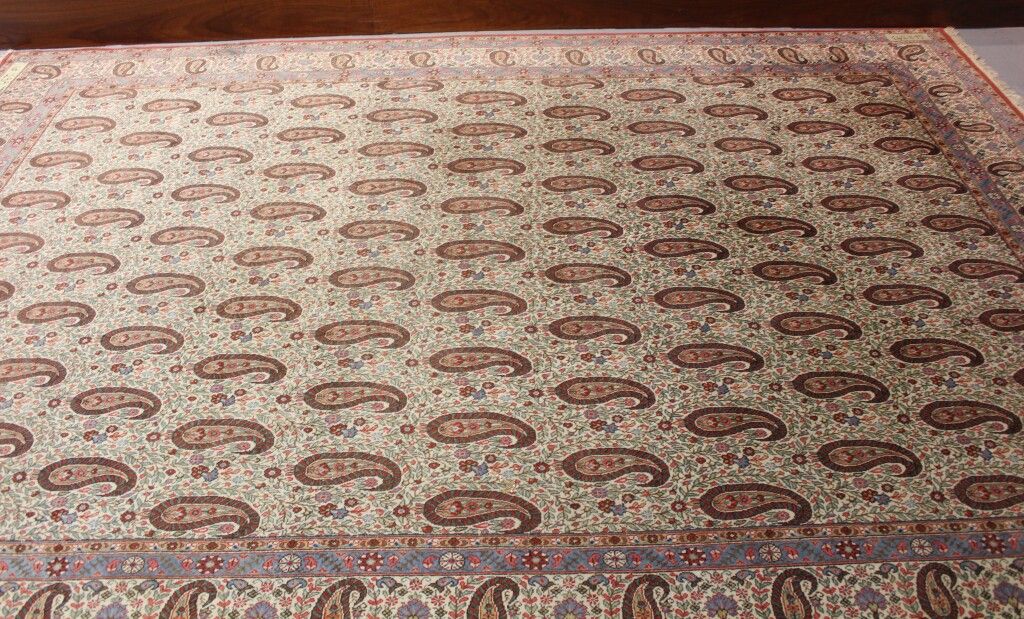 Null Oriental wool carpet with boteh decoration. 230 x 332 cm.