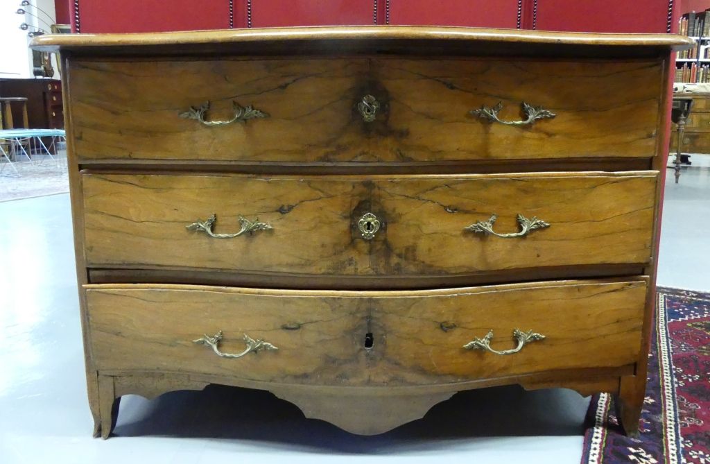 Null Walnut chest of drawers. Period XVIIIth. Height : 83 cm. Width : 126 cm. De&hellip;