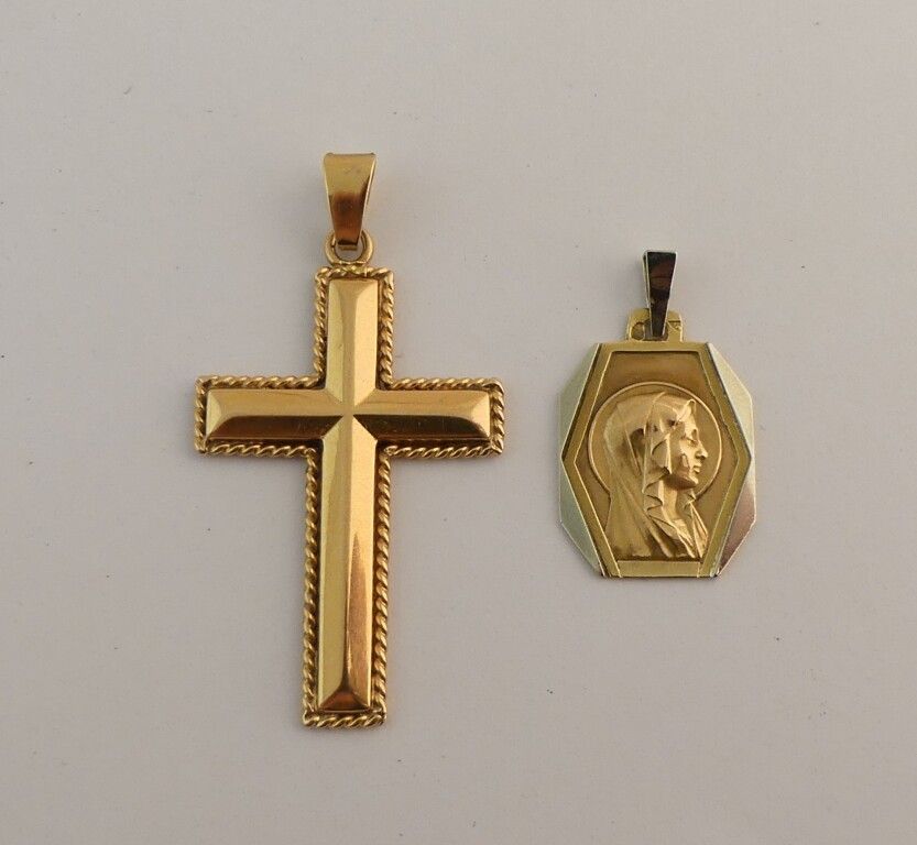 Null Cross in yellow gold. Joint a medal. Weight. 3.4g.