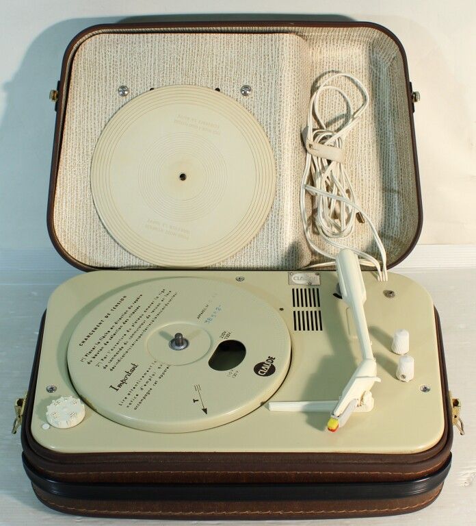 Null Claude. Record player and its speaker in its suitcase. Circa 1960