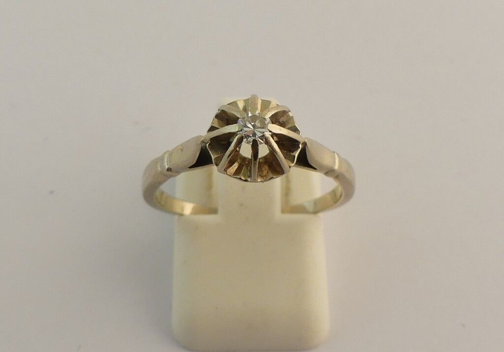 Null White gold ring with a small diamond. TDD. 55. PB. 2.7g.