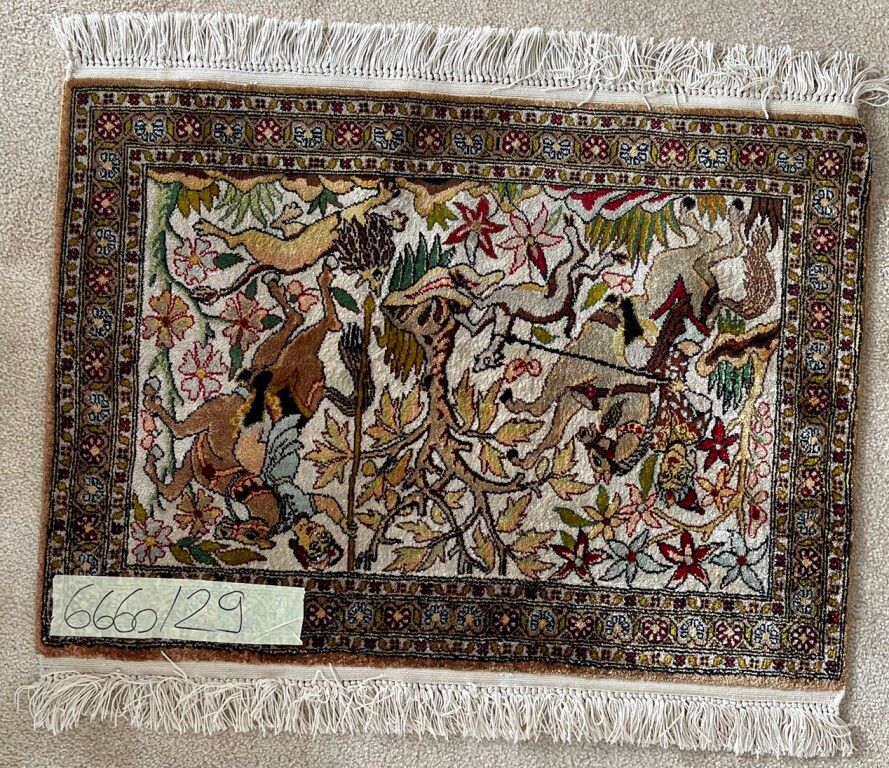 Null Oriental silk carpet. 69 x 50 cm.