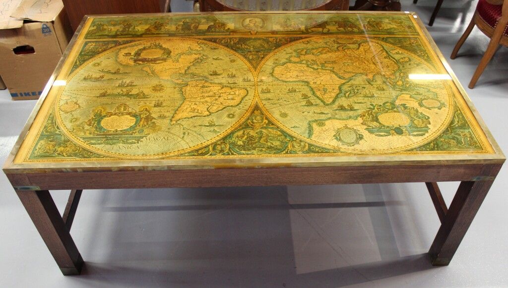 Null 天然木质咖啡桌。顶部有一个黄铜框架的世界地图装饰。高度：53厘米。宽度：137厘米。深度：89厘米。