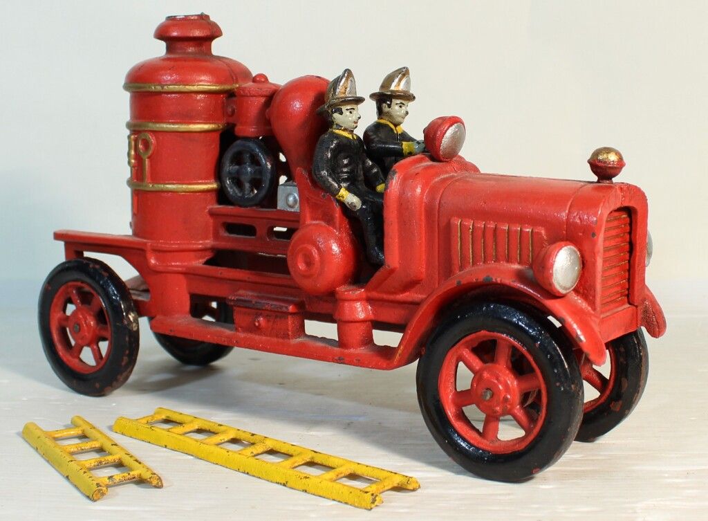 Null Fire engine in enamelled cast iron. L. 31 cm.