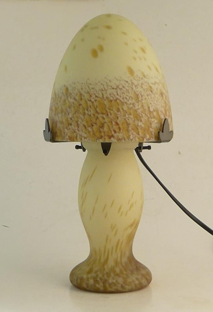 Null Lampada a fungo in vetro sfumato. Altezza: 30 cm circa.