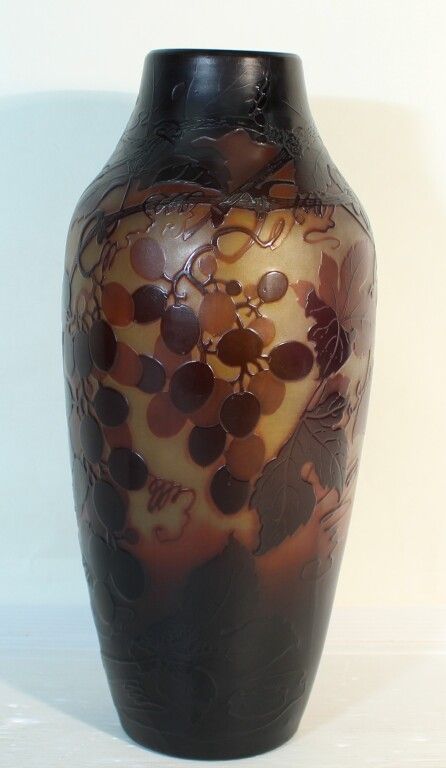 Null 圣路易-南希。一个浮雕玻璃花瓶，上面装饰着树叶和成串的葡萄。签名。高36厘米。