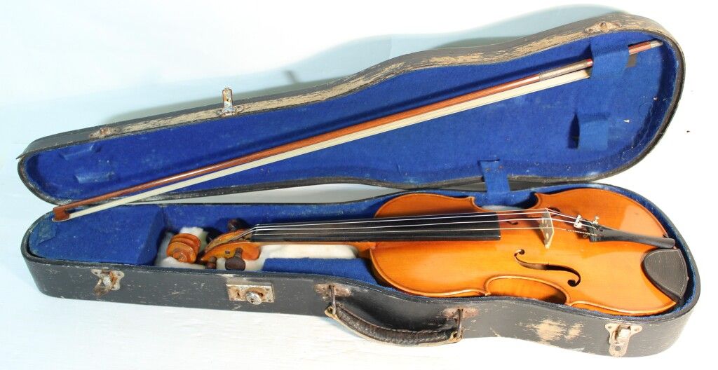 Null Study violin. Apocryphal label. With bow. In its case.