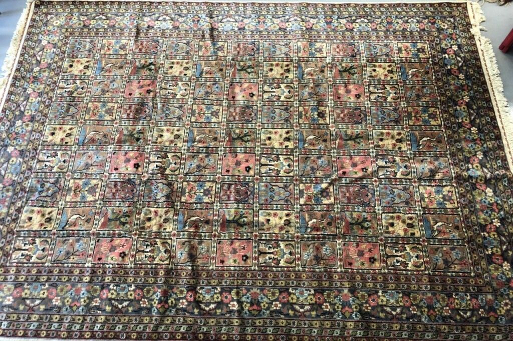 Null Pakistan carpet in wool and silk. 342 x 245 cm.