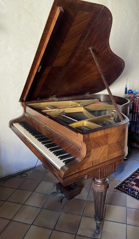 Null 赠与。四分之一大钢琴1911年，141 x 155厘米。饰面有少量损坏。地段以指定方式出售。