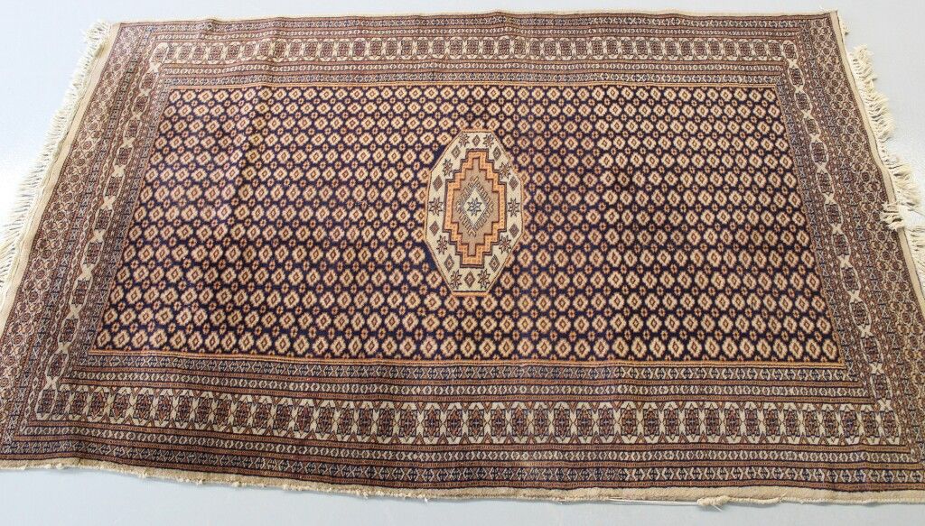 Null Tapis d'orient. 185 x 120 cm.